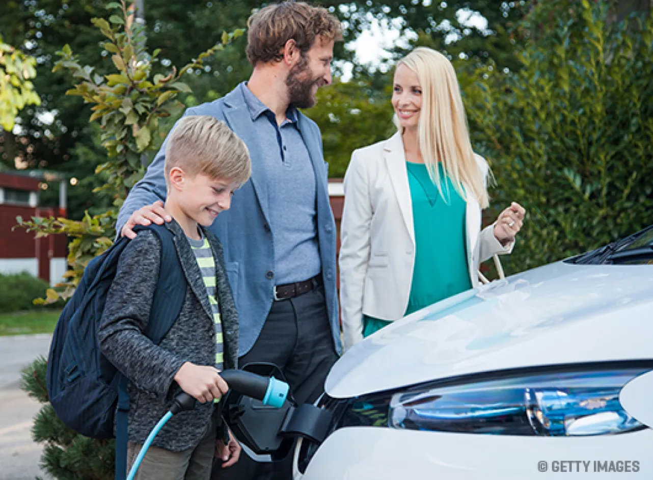 Familie staat voor oplaadbare auto